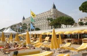 Foto de las playas privadas de Cannes con el hotel Carlton al fondo 